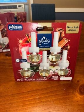 Glade Warm Apple & Spices PlugIns Refill Pack - Red